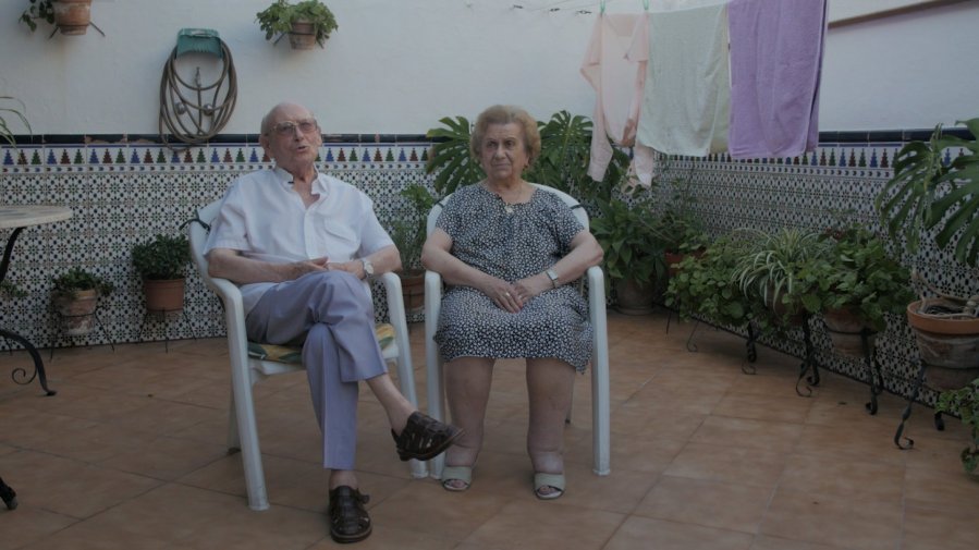 311-frame2_Manolo Montesco y Carmela Capuleto